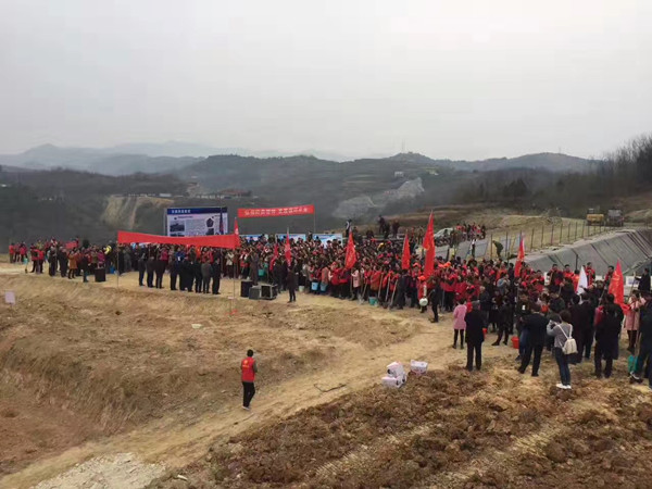 安康市漢陰縣綠豐現代農業有限公司迎來漢陰縣千人義務植樹活動